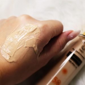 Krem mbrojtes ndaj diellit me SPF 50 me ngjyre - Image 5
