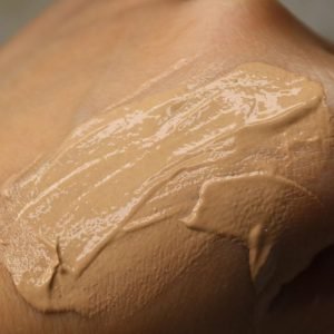 Krem mbrojtes ndaj diellit me SPF 50 me ngjyre - Image 6